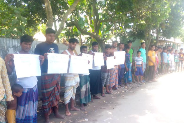 রাস্তা ভাঙার
প্রতিবাদে গ্রামবাসীর মানববন্ধন