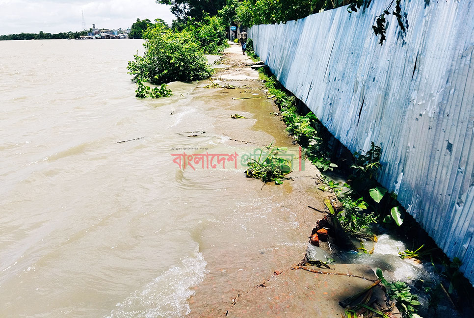 রাস্তা ভেঙ্গে ঢুকছে জোয়ারের পানি, ঝুঁকিতে দুই শতাধিক পরিবার