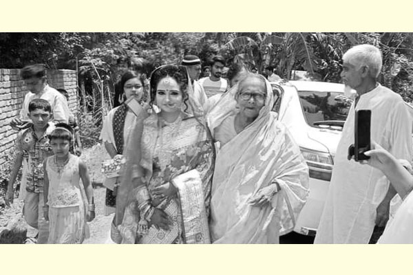 প্রথা ভেঙে কনেযাত্রী বরের বাড়িতে, এলাকায় আলোচনা