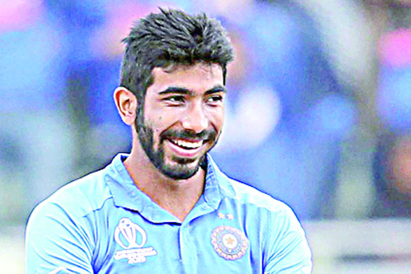 ক্যারিয়ার সেরা বোলিং করে শীর্ষে