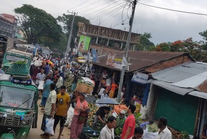 হাট বসায় সড়কে যানজট, যাত্রী সাধারণের চরম দুর্ভোগ