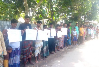 রাস্তা ভাঙার
প্রতিবাদে গ্রামবাসীর মানববন্ধন