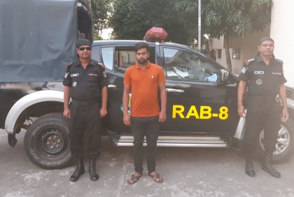 গোপালগঞ্জে বিদেশি মদসহ যুবক আটক