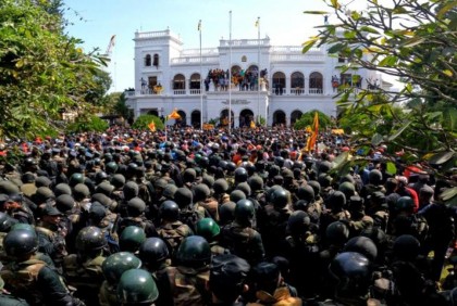 শ্রীলঙ্কার প্রেসিডেন্ট-প্রধানমন্ত্রীর ভবন ছেড়েছেন বিক্ষোভকারীরা