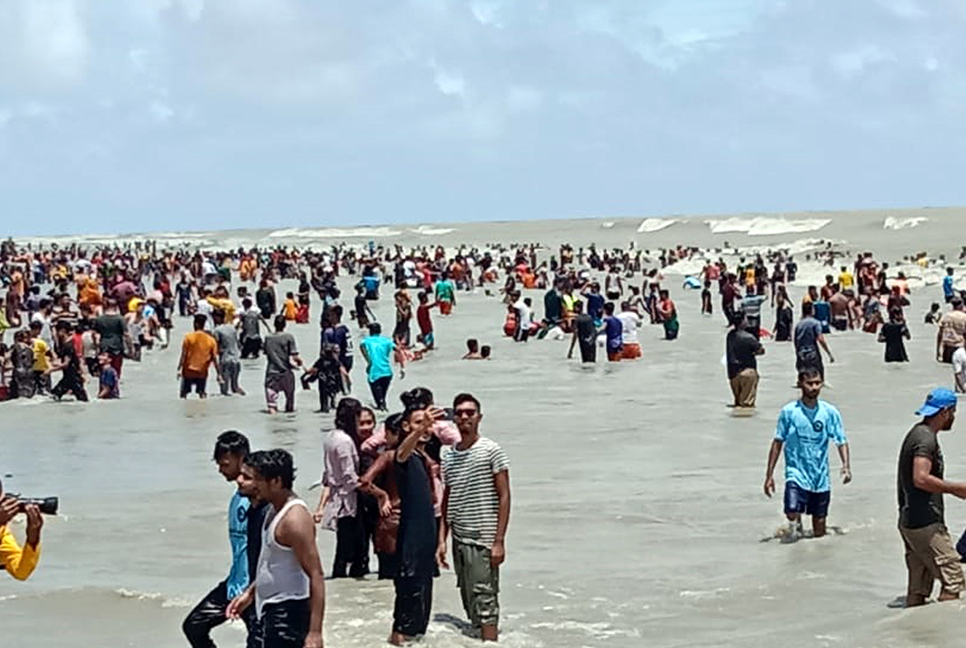 কুয়াকাটায় পর্যটকদের উপচেপড়া ভিড় 