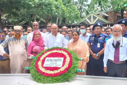 বঙ্গবন্ধুর সমাধিতে নবনিযুক্ত বাংলাদেশ ব্যাংকের গভর্নরের শ্রদ্ধা