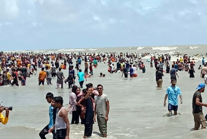 কুয়াকাটায় পর্যটকদের উপচেপড়া ভিড় 