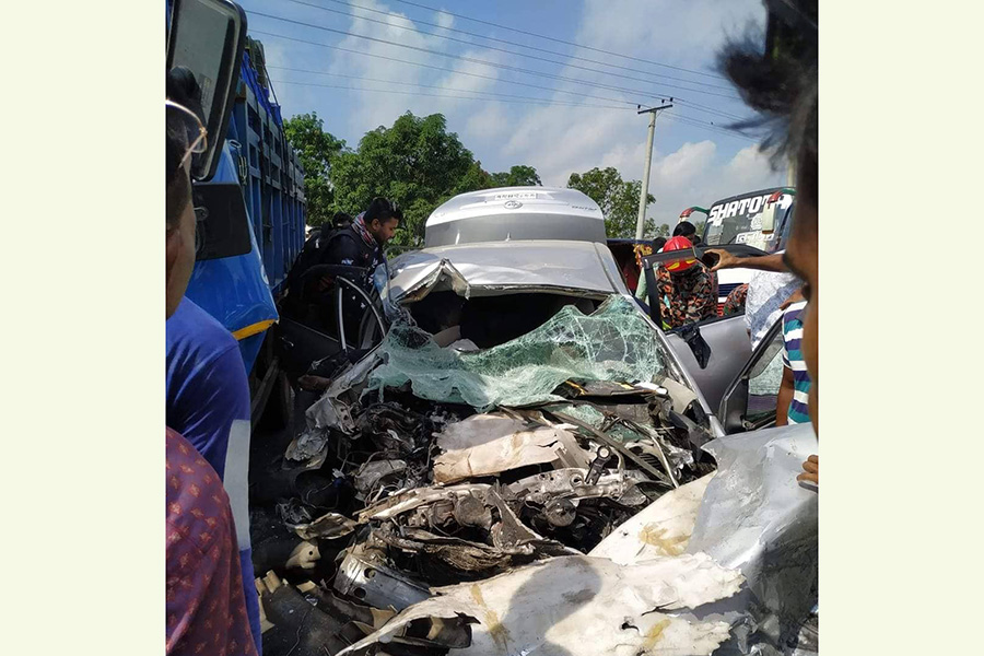 বগুড়ার কাহালুতে ট্রাকচাপায় প্রাইভেটকারের তিন যাত্রী নিহত