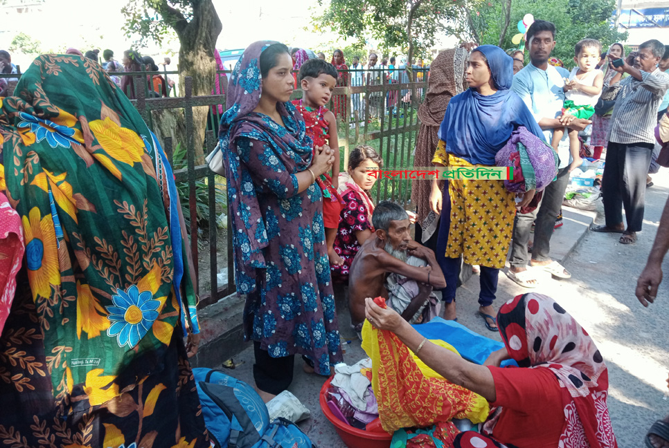 আগুন আতঙ্কে শেবাচিম হাসপাতাল ছেড়ে রাস্তায় রোগীরা