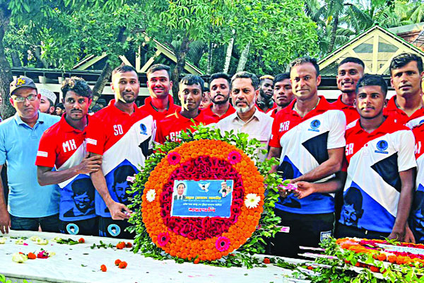 বঙ্গবন্ধুর সমাধিতে শেখ রাসেলের ফুটবলাররা
