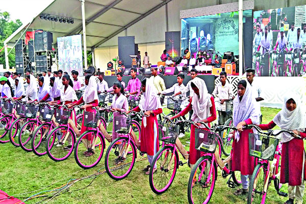 বাইসাইকেল পেয়ে উচ্ছ্বাস স্কুলছাত্রীদের
