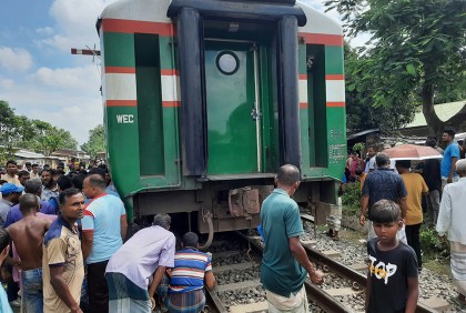 জয়পুরহাটে লাইনচ্যুত বগি উদ্ধার, ট্রেন চলাচল স্বাভাবিক