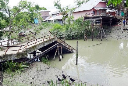 সংস্কারের অভাবে ধসে পড়ল ব্রিজ