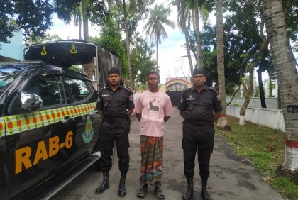 ৩৮২ বোতল ফেনসিডিলসহ মাদক ব্যবসায়ী আটক
