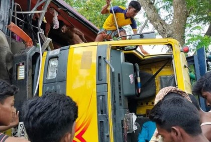 তাড়াশে দুই ট্রাককে ধাক্কা দিল বাস, নিহত ৩