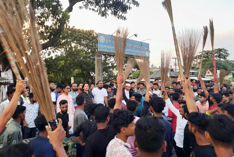কুমিল্লায় মহাসড়কে এমপি রাজীর বিরুদ্ধে বিক্ষোভ 

