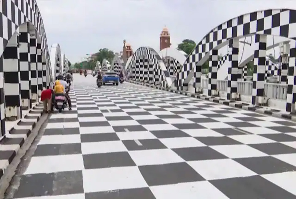 সেতু যেন দাবার বোর্ড! 

