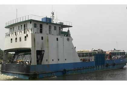 নিয়ন্ত্রণ হারিয়ে মেঘনার চরে আটকা ফেরি 

