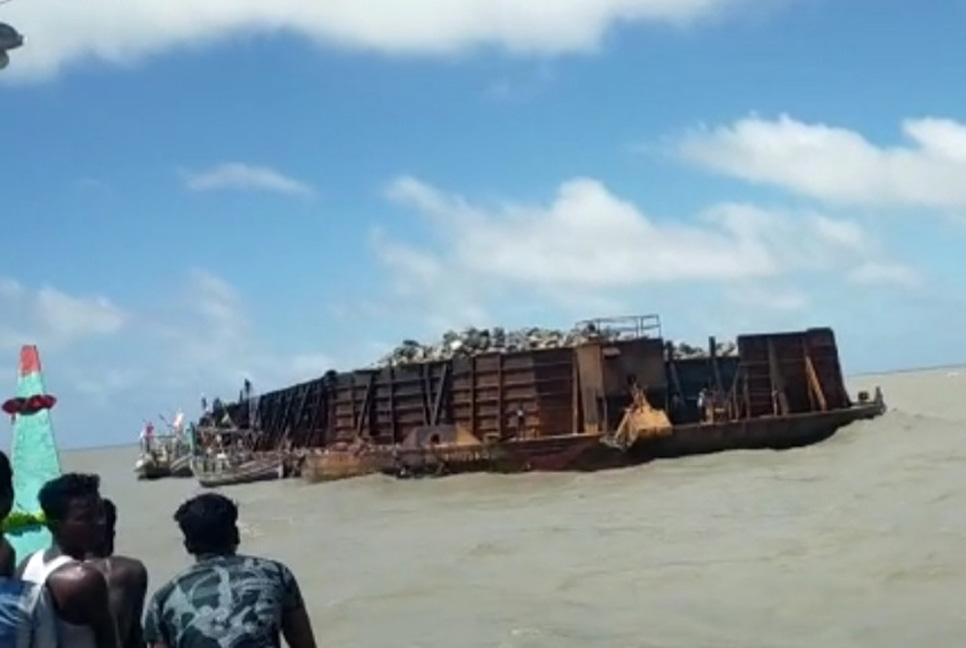 ভেসে আসা বার্জটি অবশেষে নিতে এলো মালিকপক্ষ

