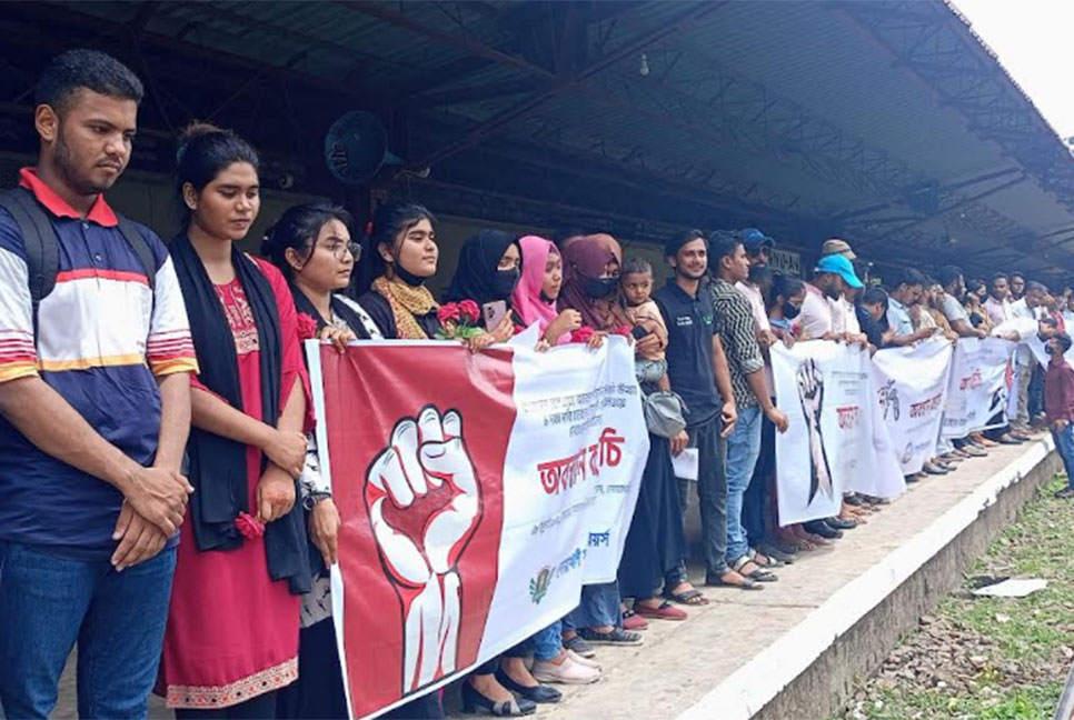 নোয়াখালীতেও রেলওয়ে সেবার মান বৃদ্ধির দাবিতে অবস্থান কর্মসূচি