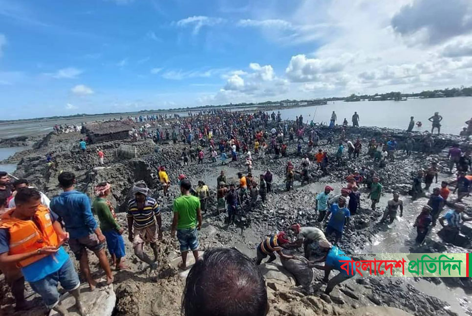 ভাঙা বাঁধ মেরামতে সহস্রাধিক মানুষ, রক্ষা পেল ফসলি জমি মাছের ঘের