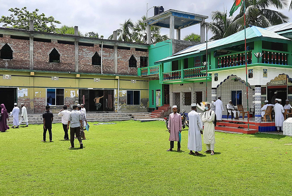 স্ট্যাম্পে সই করে সভাপতির টাকা নেওয়ার অভিযোগ, নিয়োগ স্থগিত