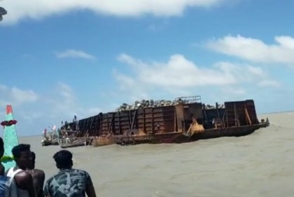 ভেসে আসা বার্জটি অবশেষে নিতে এলো মালিকপক্ষ

