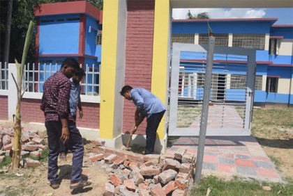 ভাঙা হলো স্কুলের প্রবেশপথের প্রাচীর 