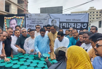 নির্মল রঞ্জন গুহ’র স্মৃতির প্রতি শ্রদ্ধা ও দুস্থদের মাঝে খাবার বিতরণ 