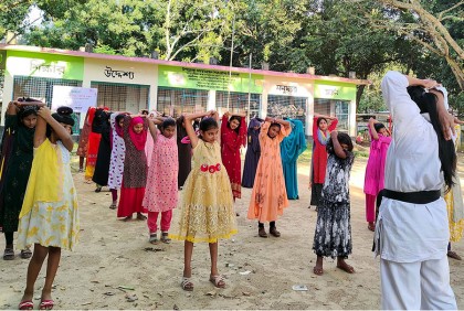 বগুড়ায় নিজেদের আত্মরক্ষায় কারাতে শিখছে তরুণীরা