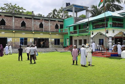 স্ট্যাম্পে সই করে সভাপতির টাকা নেওয়ার অভিযোগ, নিয়োগ স্থগিত