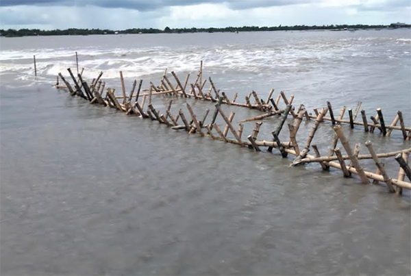 ৫ দিনেও মেরামত হয়নি শ্যামনগরের দূর্গাবাটি বাঁধ