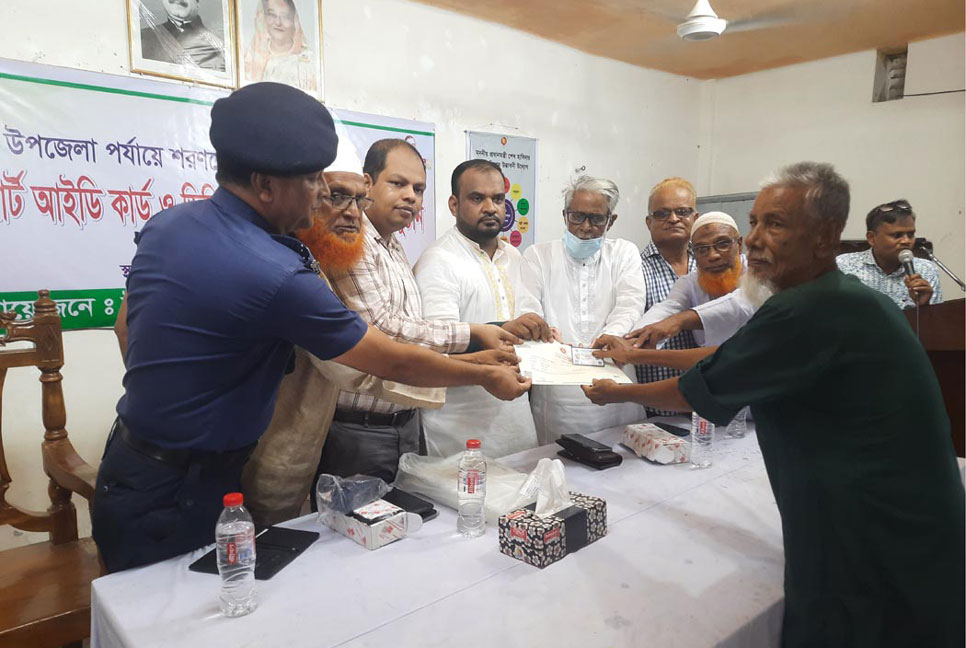 শরণখোলায় মুক্তিযোদ্ধাদের ডিজিটাল সনদ ও স্মার্ট আইডি কার্ড প্রদান