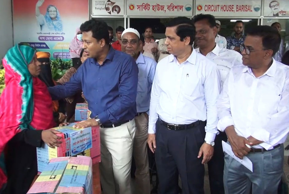 বরিশালে ৬৭ জনকে সেলাই মেশিনসহ বিভিন্ন উপকরণ বিতরণ