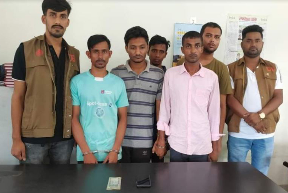 নোয়াখালীতে ছিনতাই করা টাকাসহ গ্রেফতার ৫