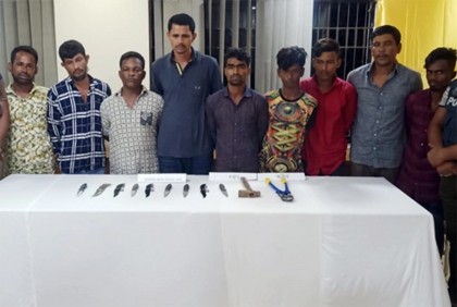 দেশীয় অস্ত্রসহ ৯ ডাকাত গ্রেফতার 