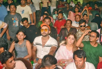 বগুড়ায় দর্শকের সঙ্গে ‘সাইকো’ দেখলেন রোশান-পূজা 