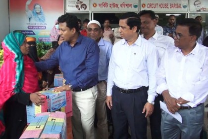 বরিশালে ৬৭ জনকে সেলাই মেশিনসহ বিভিন্ন উপকরণ বিতরণ