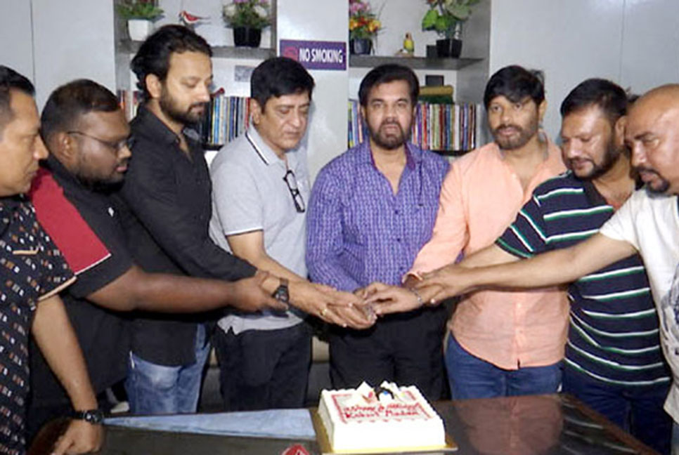 শিল্পী সমিতিতে কেক কেটে কবরীর জন্মদিন উদযাপন