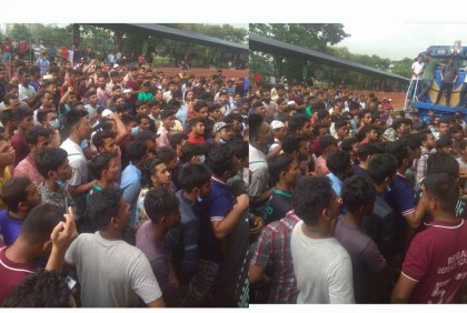 ঢাকা বিমানবন্দর স্টেশনে ট্রেন আটকে বিক্ষোভ