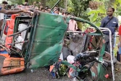 বাসচাপায় দুই বোনসহ অটোরিকশার ৫ আরোহী নিহত