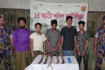 উখিয়ায় ডাকাতির প্রস্তুতি, দেশি অস্ত্রসহ পাঁচ রোহিঙ্গা আটক