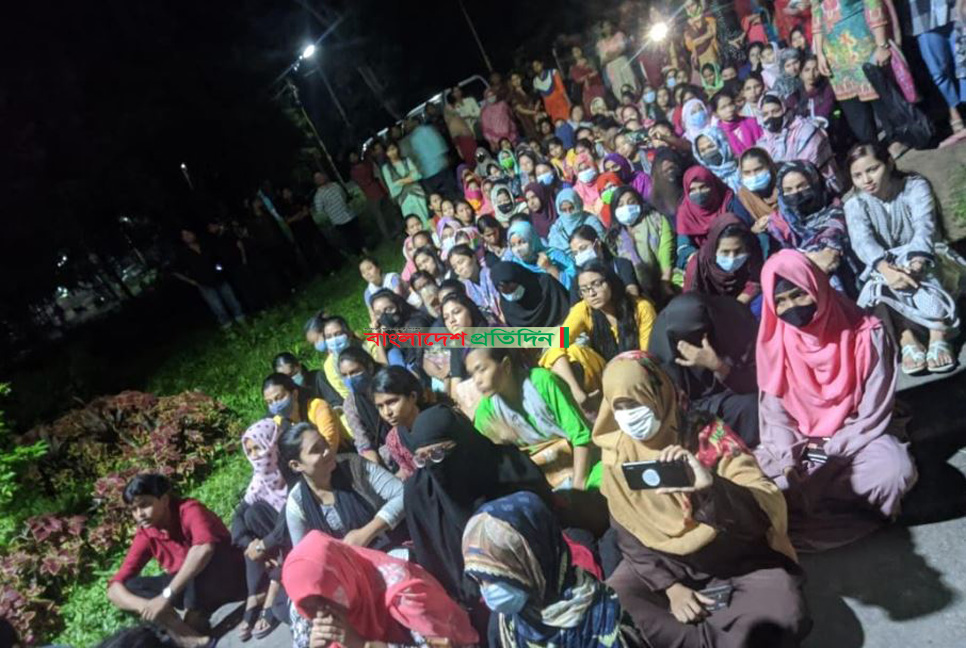 চবিতে মধ্যরাতে ছাত্রীদের অবস্থান, বিক্ষোভ 

