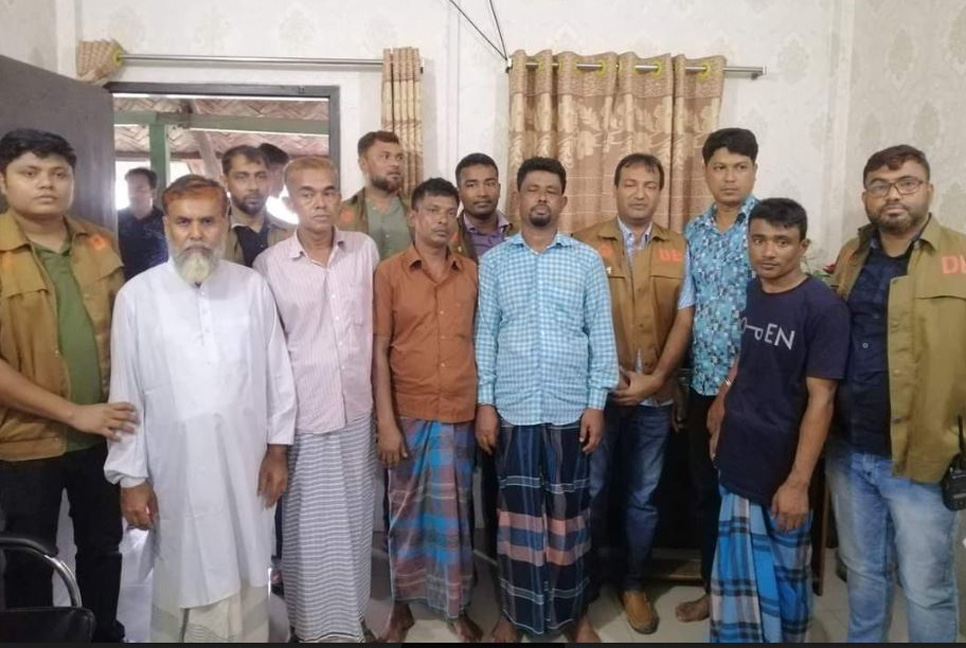 নোয়াখালীতে কথিত জিনের বাদশাসহ ৬ প্রতারক গ্রেফতার

