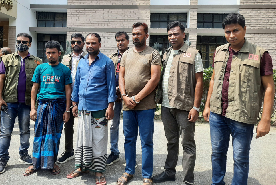 জয়পুরহাটে কিডনি দালাল ও প্রতারক চক্রের ১০ সদস্য গ্রেফতার

