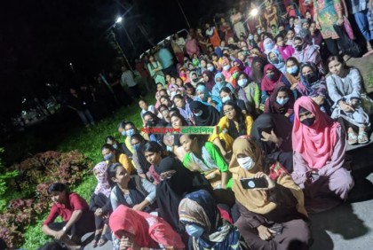 চবিতে মধ্যরাতে ছাত্রীদের অবস্থান, বিক্ষোভ 

