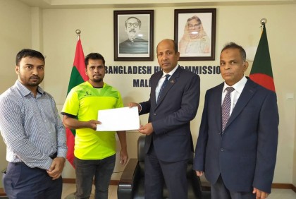 অসুস্থ প্রবাসীকে বিমানের টিকেট হস্তান্তর করলেন বাংলাদেশ হাইকমিশনার 