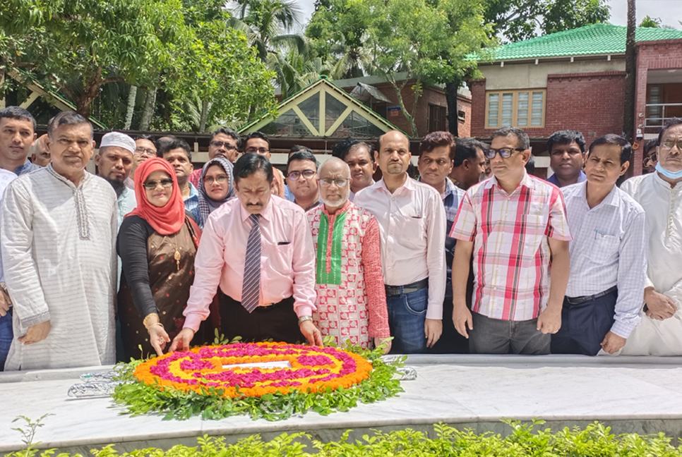 বঙ্গবন্ধুর সমাধিতে বিএসএমএমইউ উপাচার্যের শ্রদ্ধা
