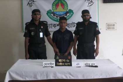 প্রতিবেশীকে ফাঁসাতে গিয়ে অস্ত্র ও গুলিসহ যুবক গ্রেফতার