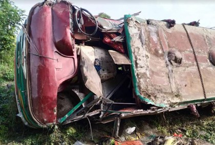 গোপালগঞ্জে যাত্রীবাহী বাস খাদে, আহত ২৫